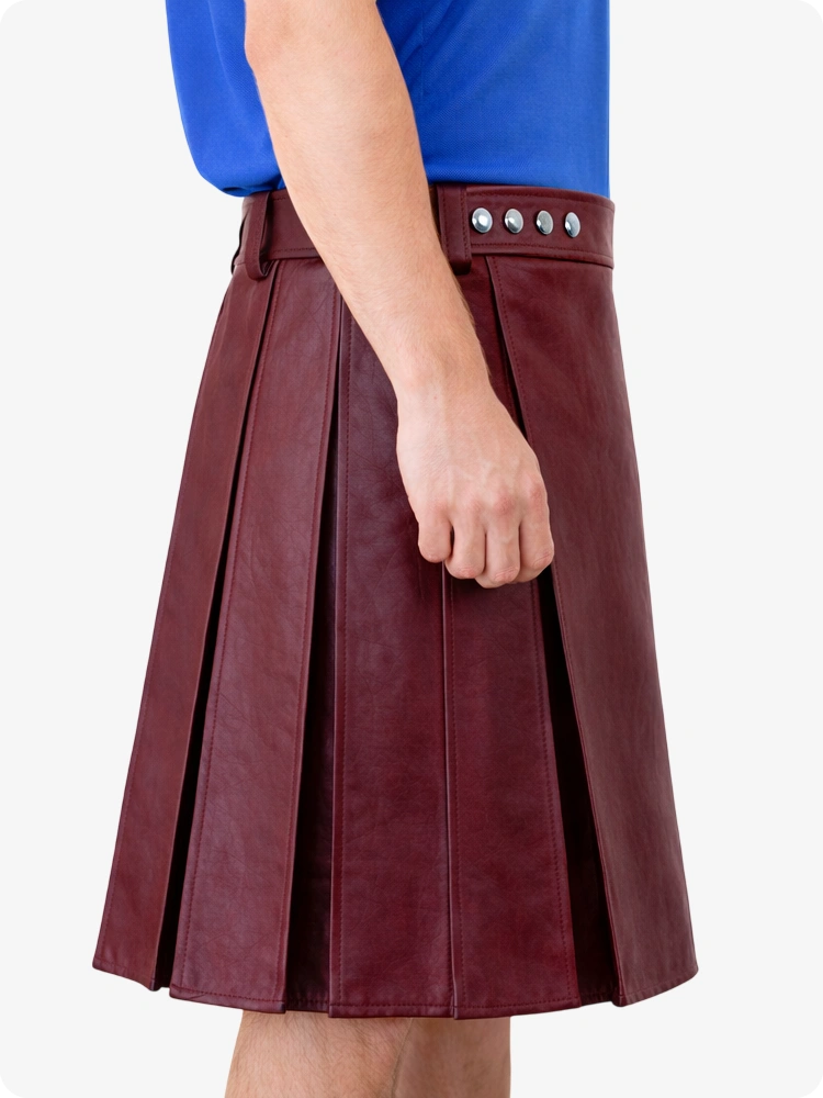 Kilt utilitario de cuero genuino color burdeos con cinturilla tachonada
