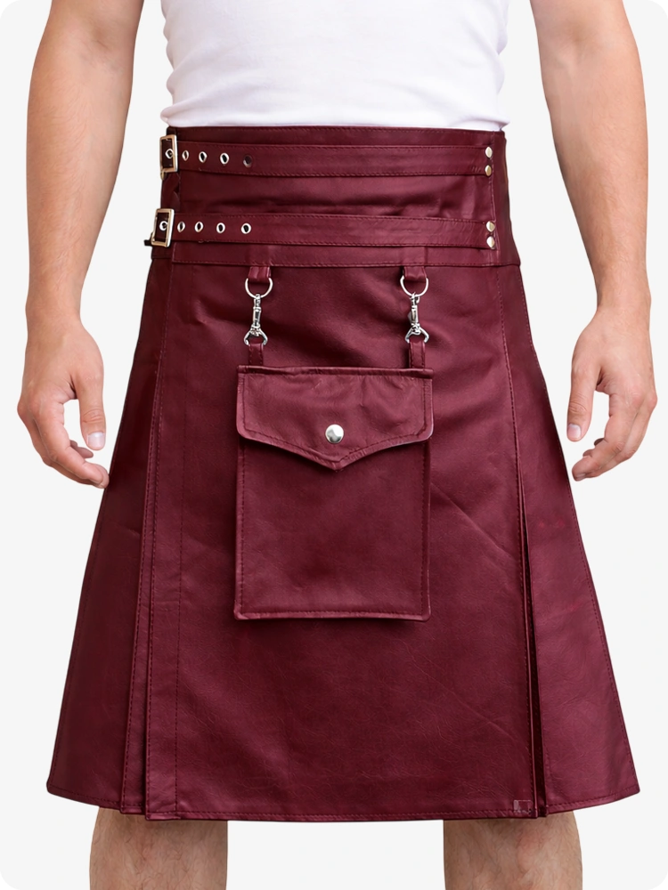 Kilt utilitario de cuero color burdeos con bolsillo frontal y correas ajustables con hebilla