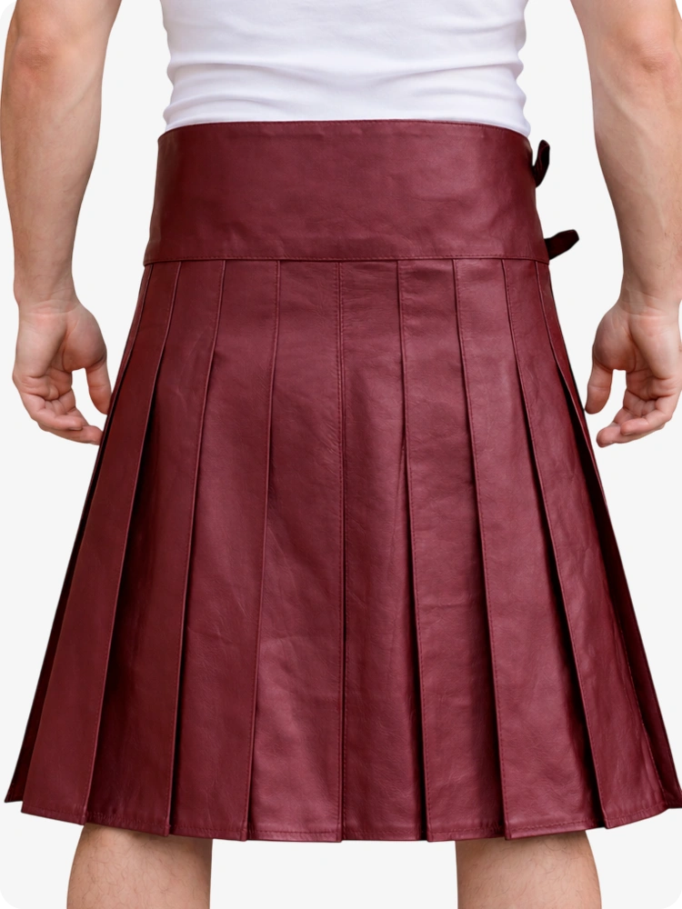 Kilt utilitario de cuero color burdeos con bolsillo frontal y correas ajustables con hebilla