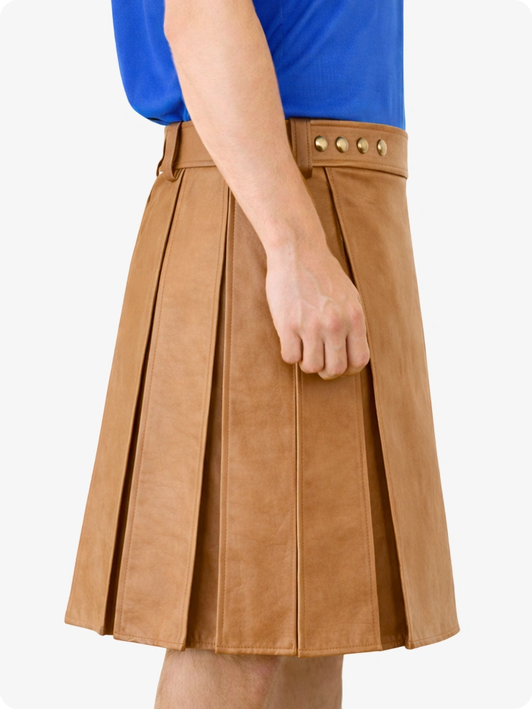 Kilt utilitario de cuero genuino color camel con cinturilla tachonada