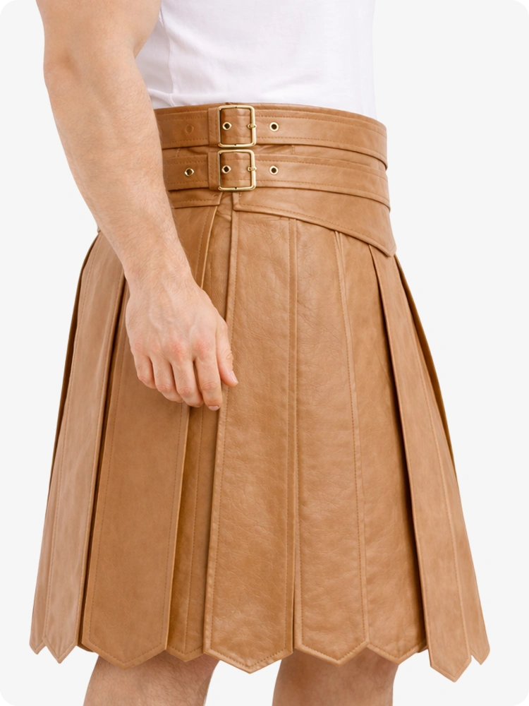 Kilt Highland de cuero color camel con cintura ajustable y pliegues clásicos