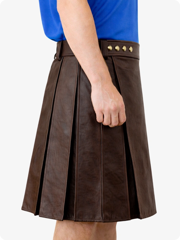 Kilt utilitario de cuero genuino marrón chocolate con cinturilla tachonada