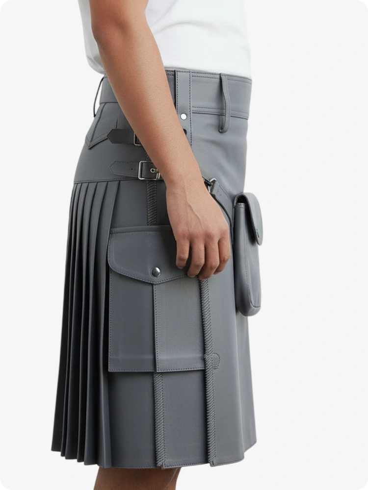Kilt de cuero plisado gris con trabillas y correas laterales