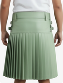 Kilt de cuero plisado verde claro con trabillas y correas laterales