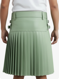 Kilt de cuero plisado verde claro con trabillas y correas laterales