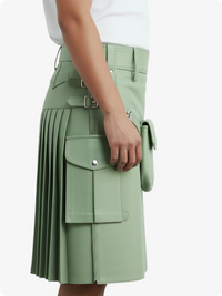Kilt de cuero plisado verde claro con trabillas y correas laterales
