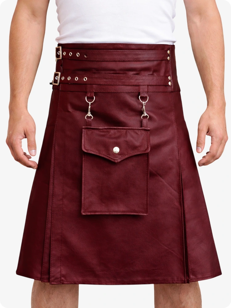 Kilt utilitario de cuero color granate con bolsillo frontal y correas ajustables con hebilla