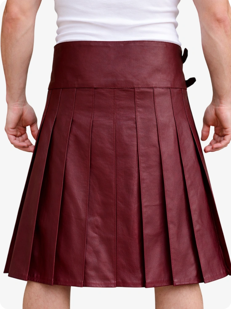 Kilt utilitario de cuero color granate con bolsillo frontal y correas ajustables con hebilla