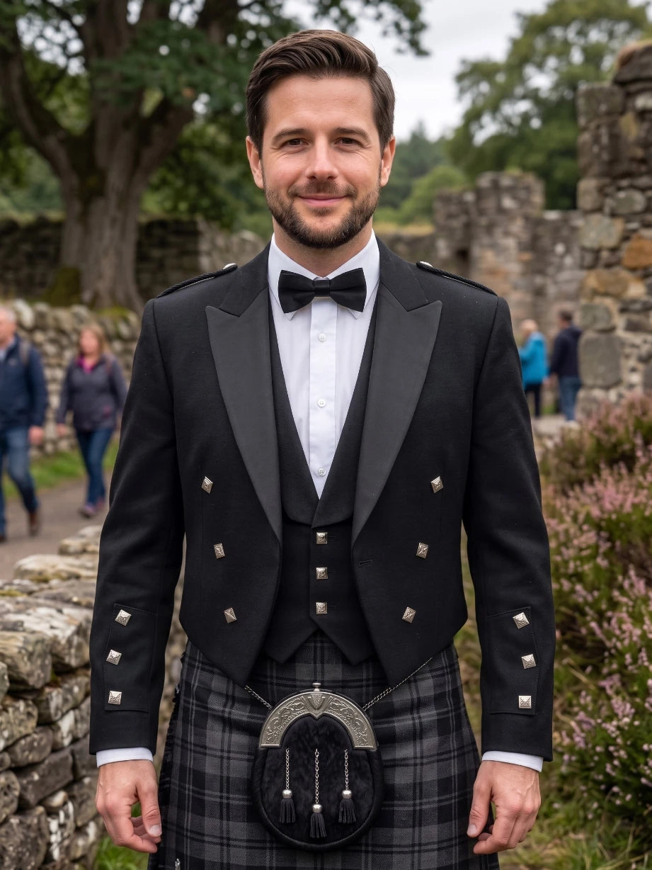 Chaqueta Kilt Prince Charlie Negra con Solapas de Satén y Botones Cuadrados Plateados