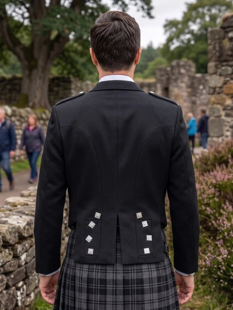 Chaqueta Kilt Prince Charlie Negra con Solapas de Satén y Botones Cuadrados Plateados