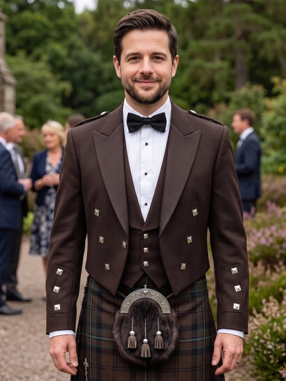 Chaqueta Kilt Prince Charlie Marrón con Solapas de Satén y Botones Cuadrados Plateados