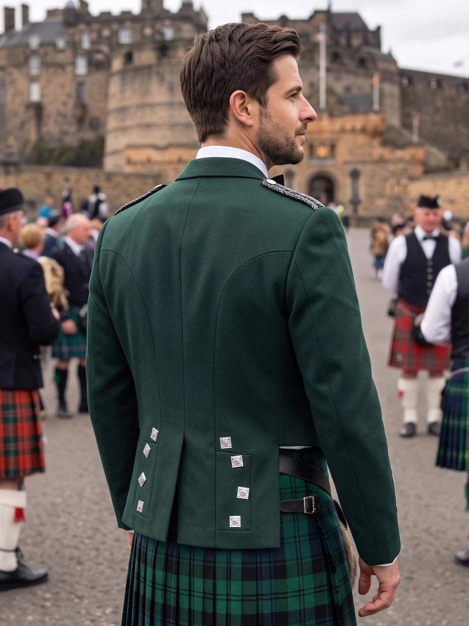 Chaqueta Kilt Prince Charlie Verde Bosque con Solapas de Satén y Botones Cuadrados Plateados