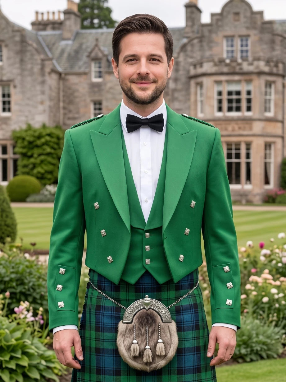 Chaqueta Kilt Prince Charlie Verde Kelly con Solapas de Satén y Botones Cuadrados Plateados