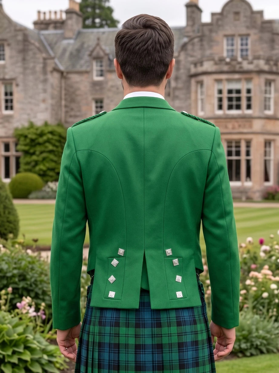 Chaqueta Kilt Prince Charlie Verde Kelly con Solapas de Satén y Botones Cuadrados Plateados