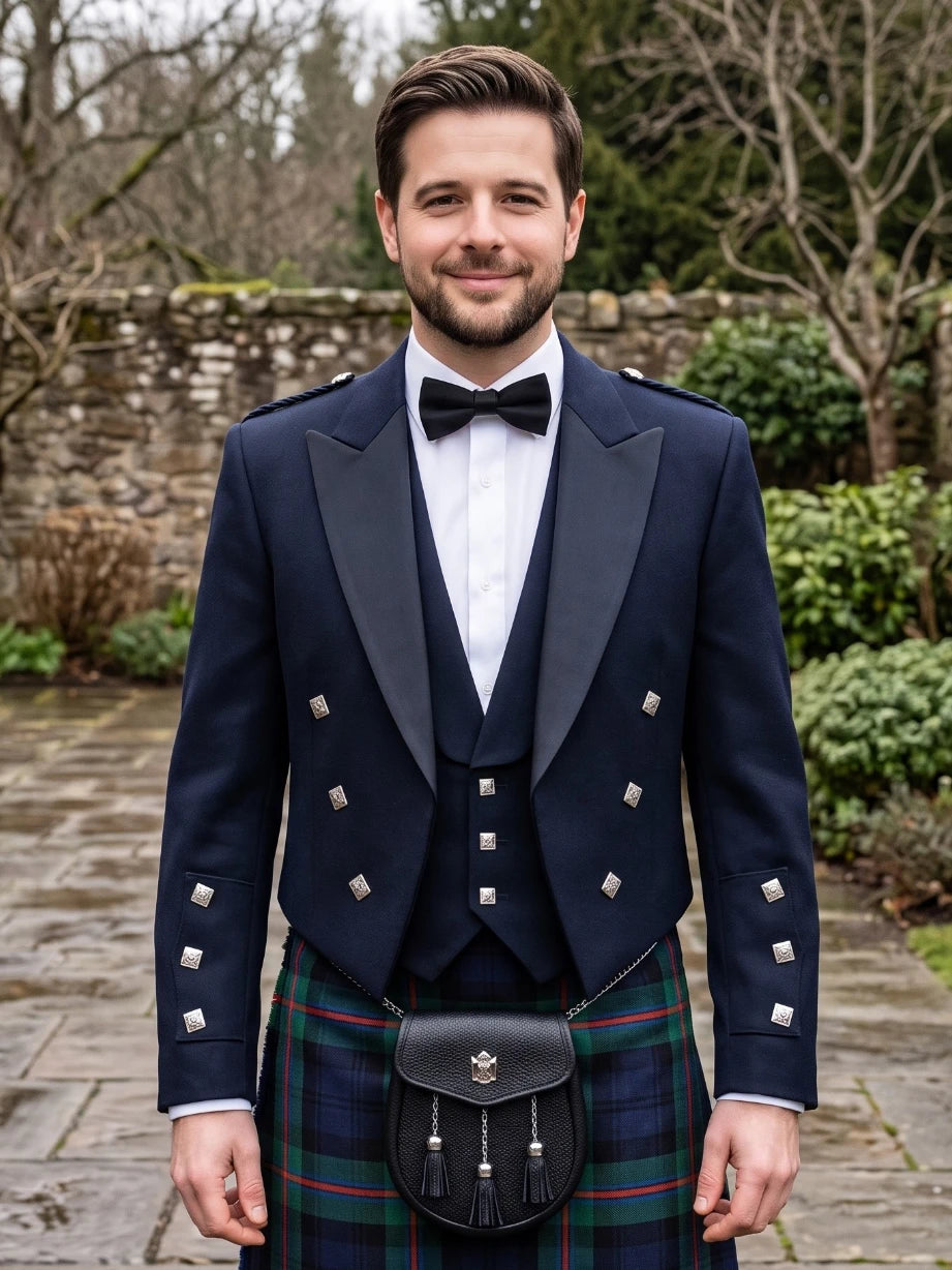 Chaqueta Kilt Prince Charlie Azul Marino con Solapas de Satén y Botones Cuadrados Plateados