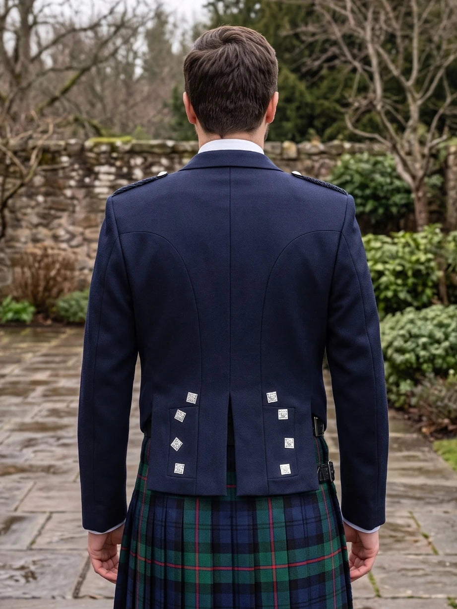 Chaqueta Kilt Prince Charlie Azul Marino con Solapas de Satén y Botones Cuadrados Plateados