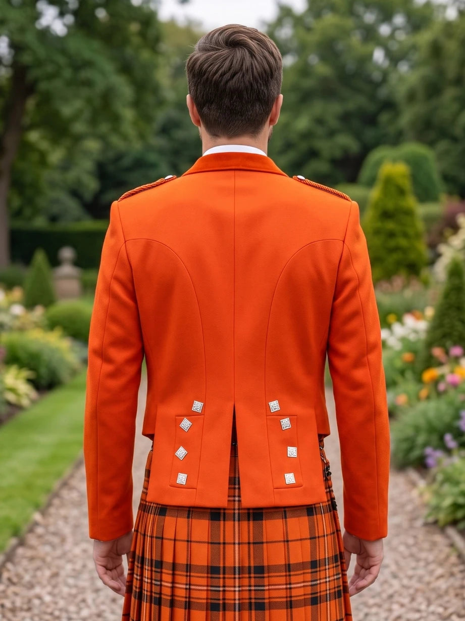 Chaqueta Kilt Prince Charlie Naranja con Solapas de Satén y Botones Cuadrados Plateados