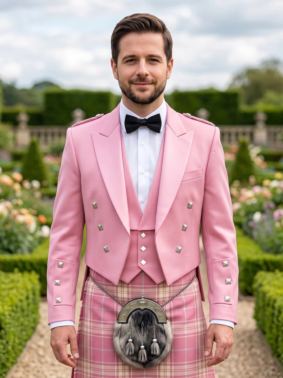Chaqueta Kilt Prince Charlie Rosa con Solapas de Satén y Botones Cuadrados Plateados