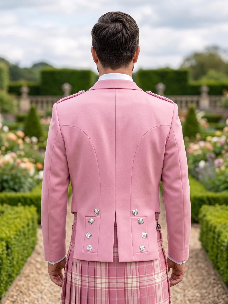 Chaqueta Kilt Prince Charlie Rosa con Solapas de Satén y Botones Cuadrados Plateados