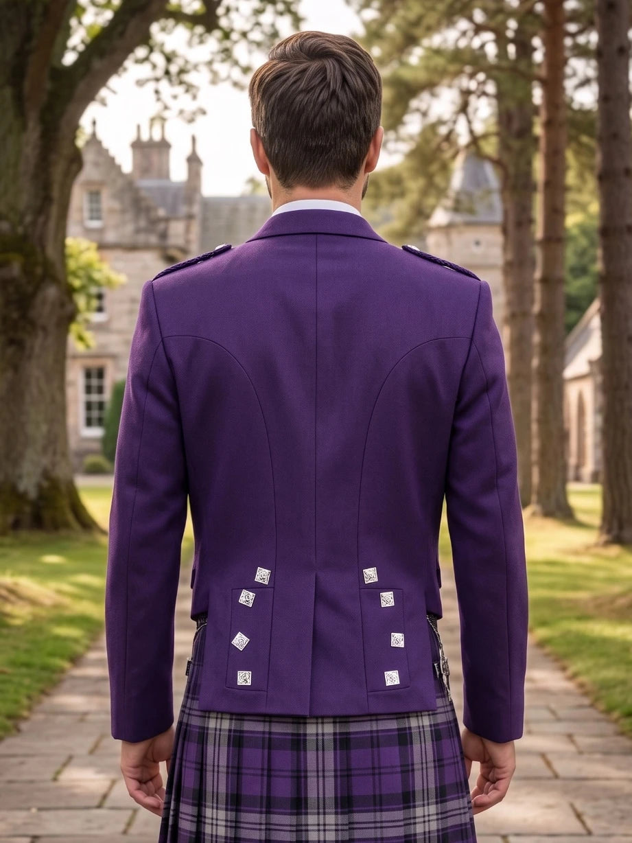 Chaqueta Kilt Prince Charlie Púrpura con Solapas de Satén y Botones Cuadrados Plateados