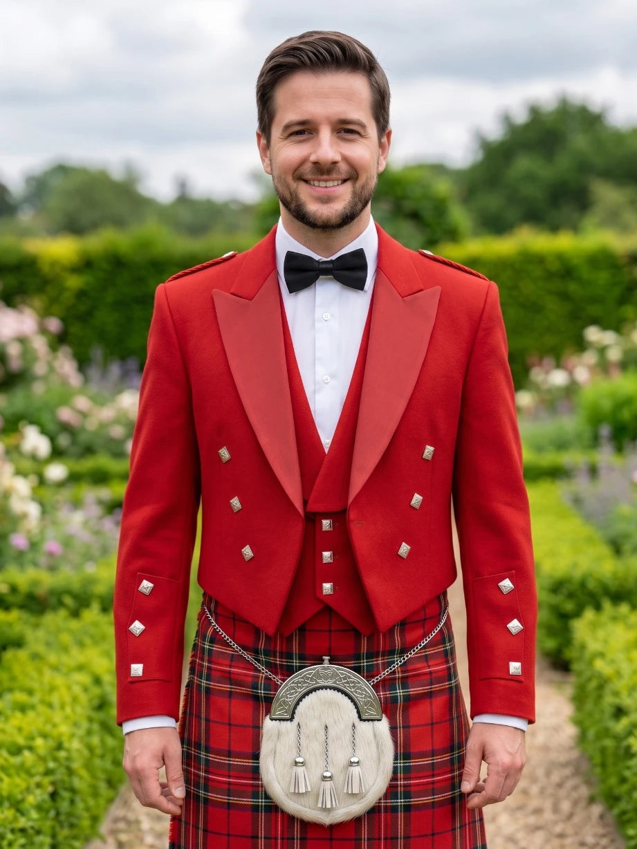 Chaqueta Kilt Prince Charlie Roja con Solapas Satinadas y Botones Cuadrados Plateados