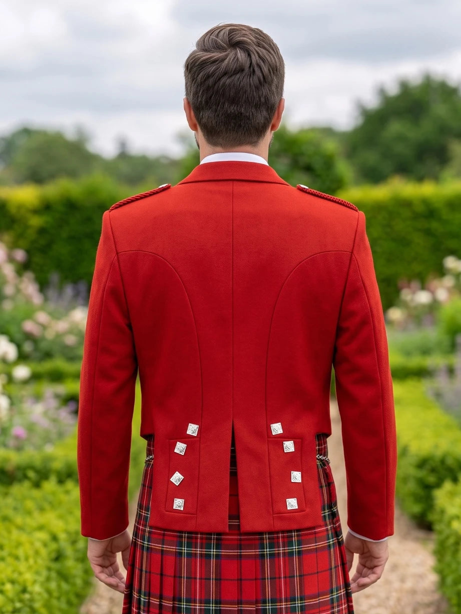 Chaqueta Kilt Prince Charlie Roja con Solapas Satinadas y Botones Cuadrados Plateados