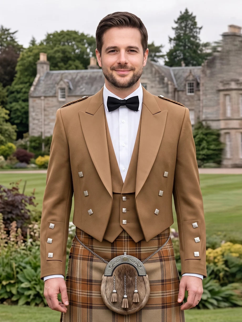 Chaqueta Kilt Prince Charlie Color Tan con Solapas de Satén y Botones Cuadrados Plateados