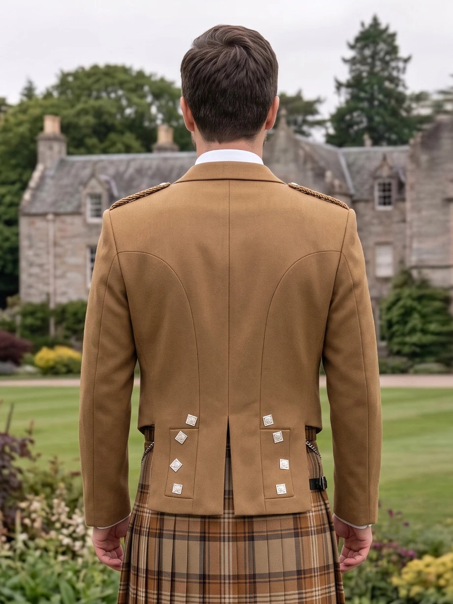 Chaqueta Kilt Prince Charlie Color Tan con Solapas de Satén y Botones Cuadrados Plateados