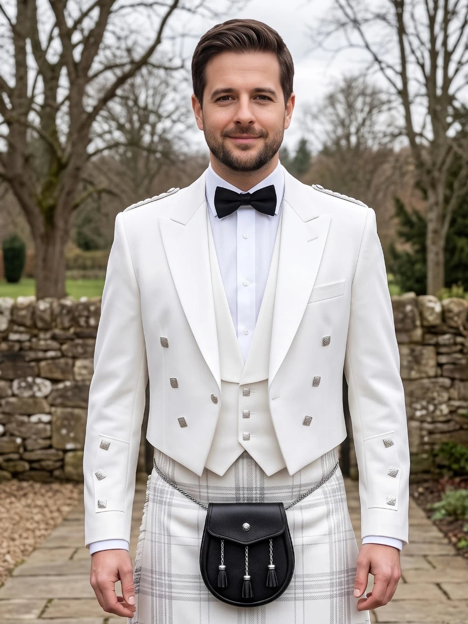 Chaqueta Kilt Prince Charlie Blanca con Solapas de Satén y Botones Cuadrados Plateados