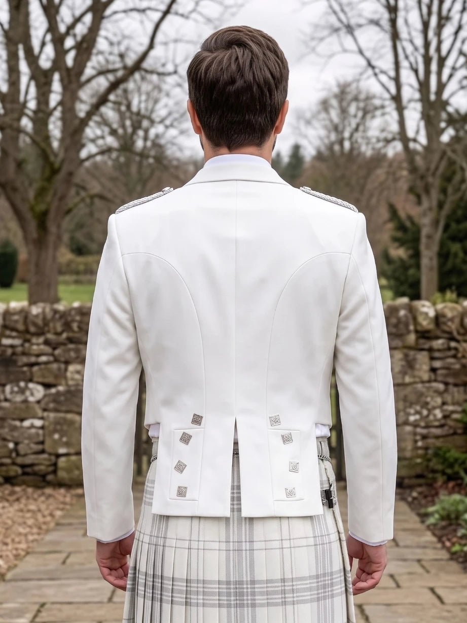 Chaqueta Kilt Prince Charlie Blanca con Solapas de Satén y Botones Cuadrados Plateados