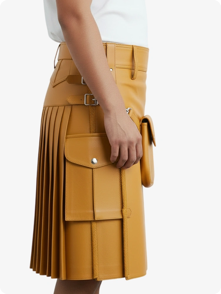 Kilt de cuero plisado amarillo mostaza con trabillas y correas laterales