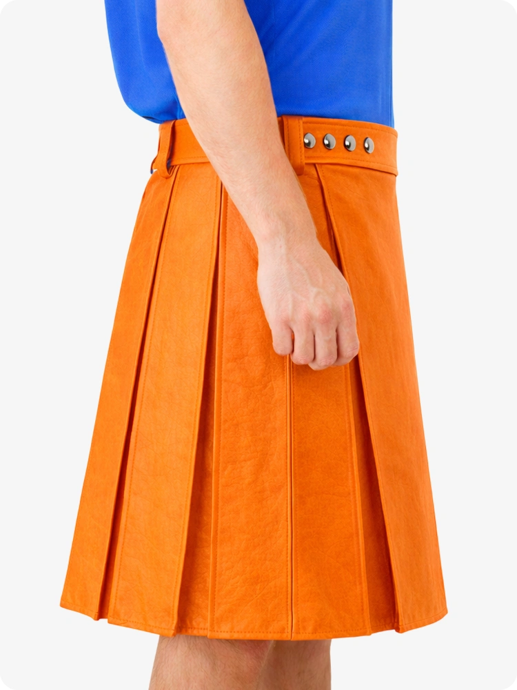 Kilt utilitario de cuero genuino naranja con cinturilla tachonada
