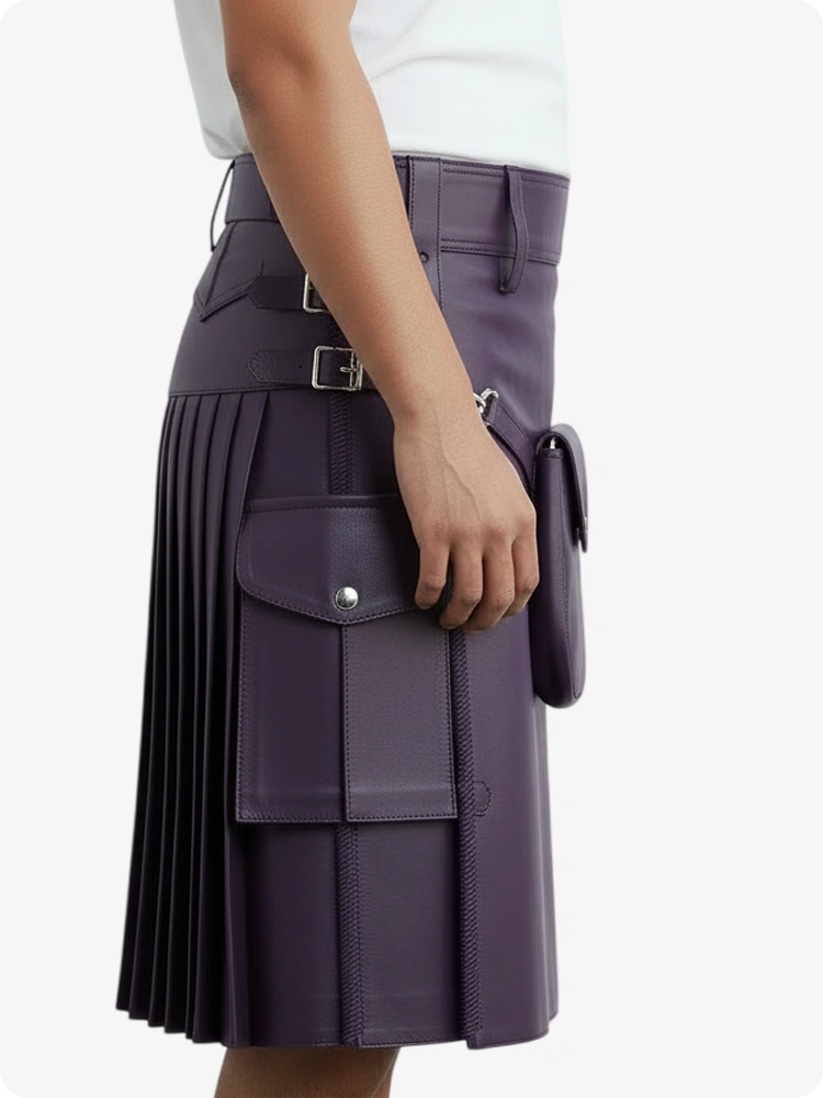 Kilt de cuero plisado morado con trabillas y correas laterales
