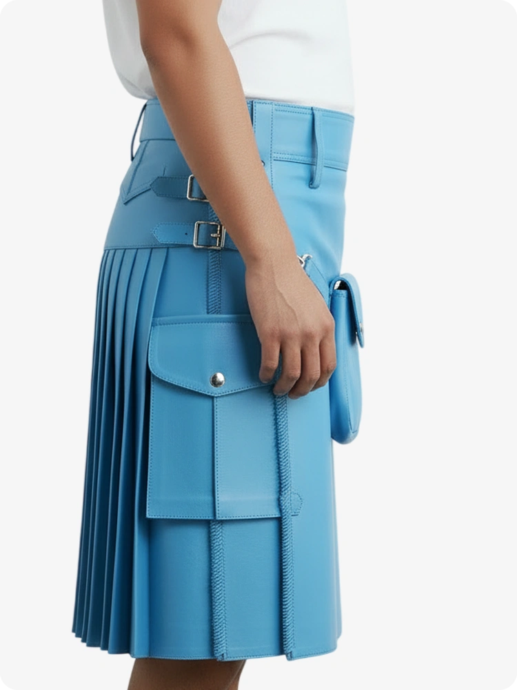 Kilt de cuero plisado azul cielo con trabillas y correas laterales