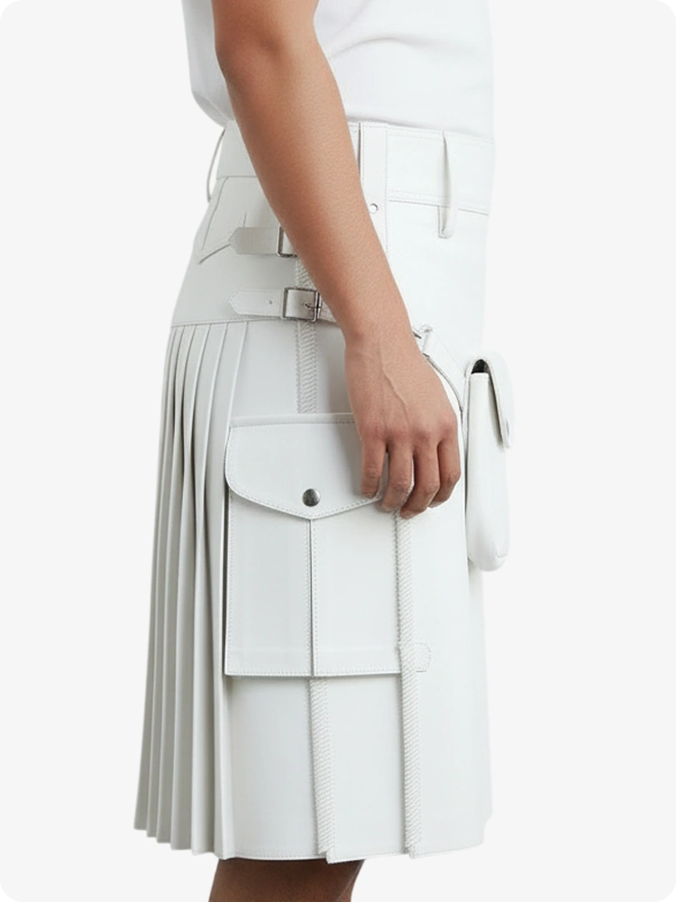 Kilt de cuero plisado blanco con trabillas y correas laterales